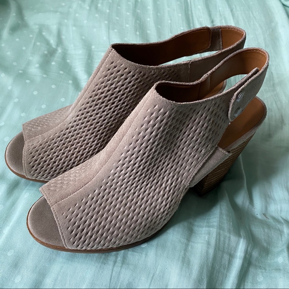 Arturo Chiang taupe block heels size 10